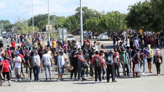 Un grupo de migrantes centroamericanos y haitianos, bloquean una vialidad en el municipio de Tapachula en el estado de Chiapas (México). Foto: EFE