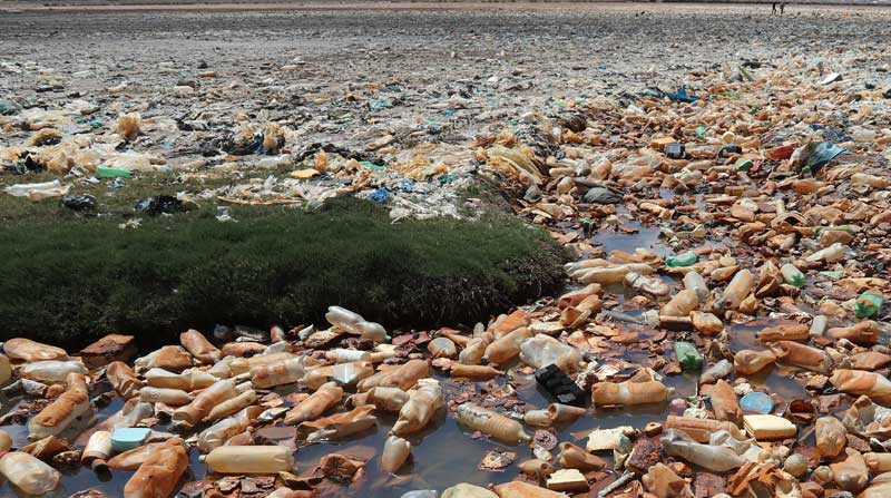 La falta de acciones contra la contaminación han hecho de que el lago boliviano Uru Uru, declarado sitio Ramsar en 2002, vuelva a llenarse de plásticos y basura pocos meses después de haberse efectuado una masiva campaña de limpieza que retiró toneladas de deshechos de sus márgenes. Foto: EFE