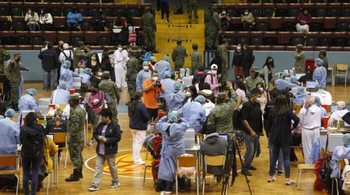 Una jornada de vacunación masiva tuvo lugar anteriormente en el Coliseo General Rumiñahui. Foto: Galo Paguay / Archivo / EL COMERCIO