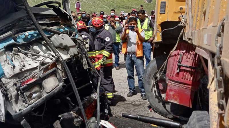 Un siniestro de tránsito se produjo el 10 de diciembre del 2021 en la vía a Calacalí. Un camión y un volquete colisionaron. Foto: Cortesía / Cuerpo de Bomberos de Quito