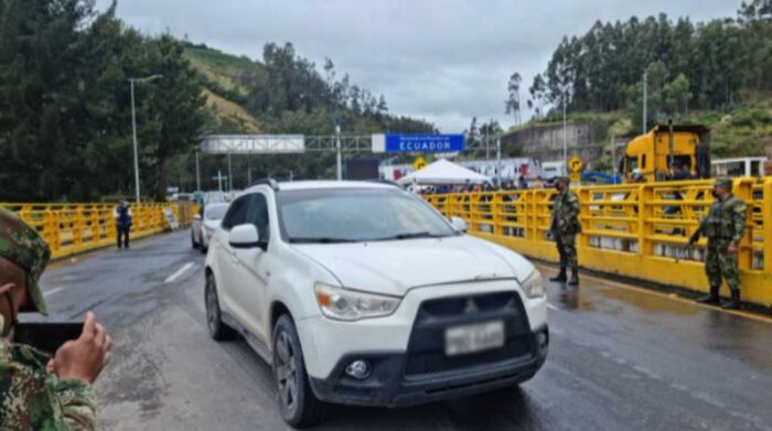 Los primeros vehículos particulares del lado ecuatoriano empezaron a cruzar pasado el mediodía del viernes 17 de diciembre de 2021. Foto: Cortesía
