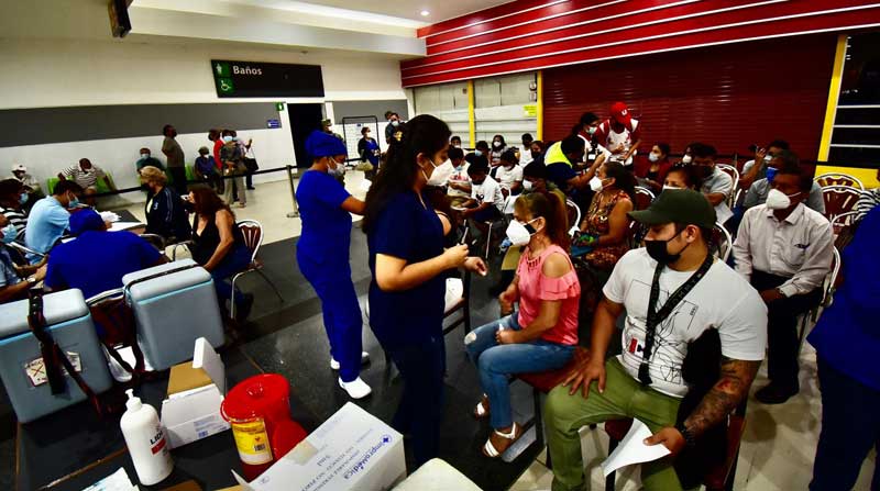 Una gran afluencia de público registró el punto de vacunación del Terminal Terrestre de Guayaquil, al norte de Guayaquil, este miércoles 1 de diciembre. Foto: Enrique Pesantes / EL COMERCIO