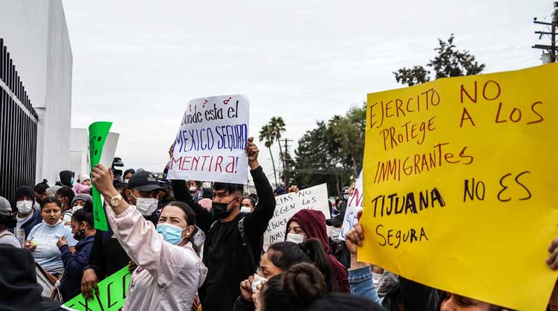Migrantes de diversas nacionalidades se manifiestan a las afueras de un cuartel militar por la falta de seguridad en los albergues, en la ciudad de Tijuana. Foto: EFE
