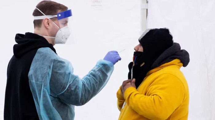 Un enfermero realiza un test para detectar la covid-19 en Washington D.C (Estados Unidos), este miércoles 29 de diciembre del 2021. Foto: EFE