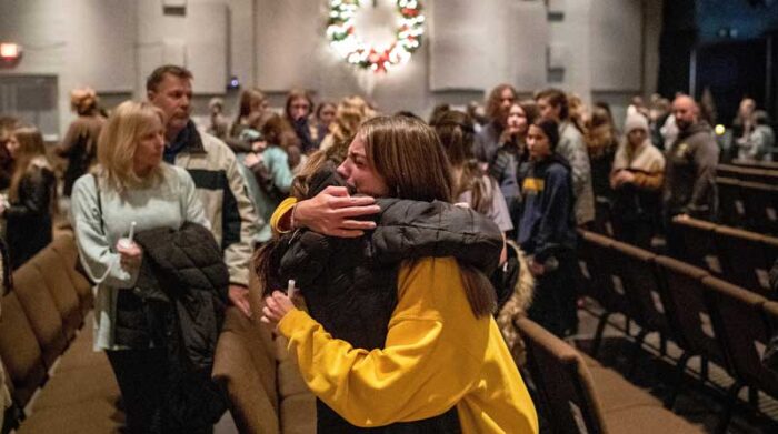 Miembros de la comunidad se abrazan después de un servicio de oración y una vigilia con velas en la iglesia Bridgewood en Clarkston, Michigan, un día después de que un estudiante de 15 años mató a cuatro compañeros antes de entregarse a la policía en Oxford. Foto: EFE