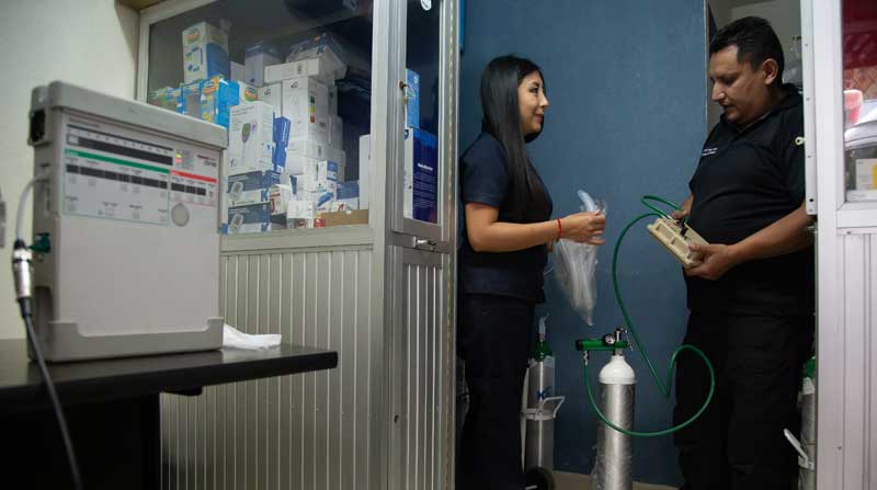 Desde el 2016, Rómel Martínez alquila oxígeno en Quito como parte de los servicios que ofrece su negocio. Foto: Diego Pallero / EL COMERCIO
