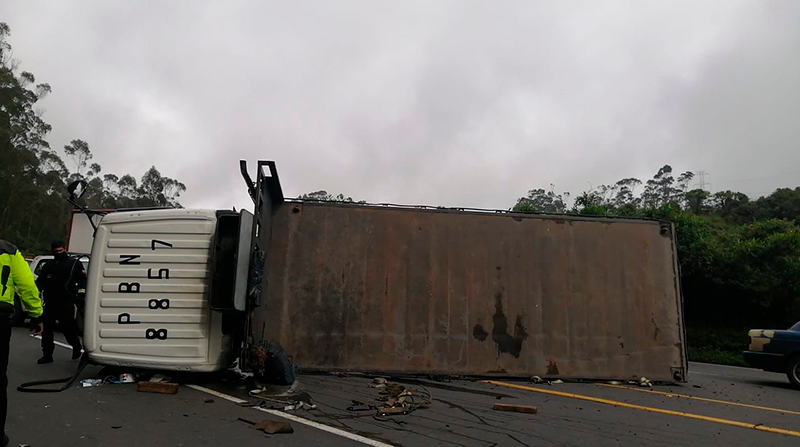 El vehículo pesado se volcó en el kilómetro 5 +500 de la vía Alóag - Santo Domingo. Foto: Unidad de rescate la Virgen