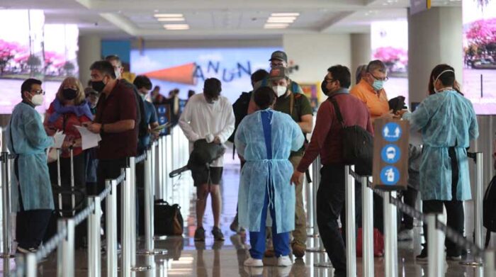 Los viajeros que no cuentan con una prueba PCR negativa pueden realizarse una en el aeropuerto, sin costo. Foto: Julio Estrella / EL COMERCIO
