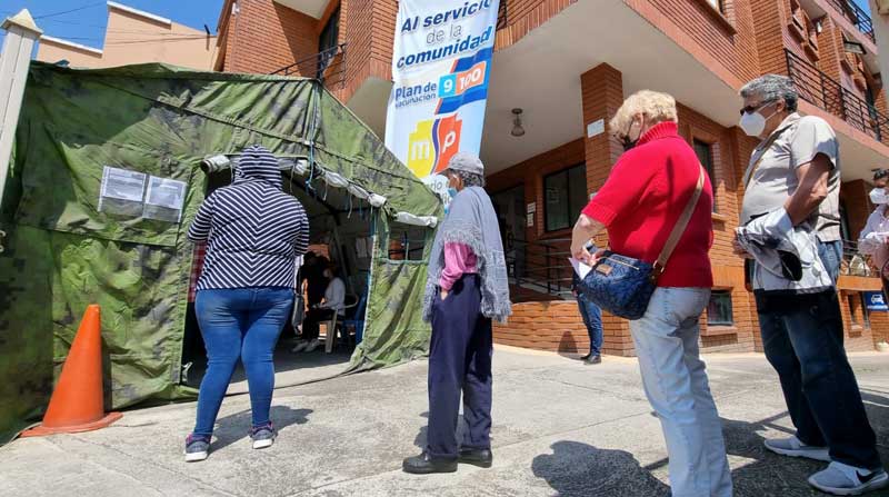 El centro de salud Yanuncay en Cuenca registró más demanda de vacunas contra el covid-19. Foto: Lineida Castillo / EL COMERCIO