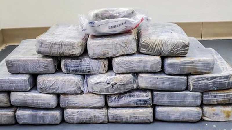 La bolsa recuperada en el mar por agentes de Protección de Fronteras contenía más de una veintena de fardos de cocaína con un peso total de unos 31 kilos (69 libras). Foto: Tomada de la cuenta Twitter @USBPChiefMIP