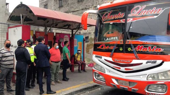 El aforo del transporte público se mantiene en el 100% de capacidad en el cantón Santa Lucía, en la provincia del Guayas. Foto: Cortesía CTE