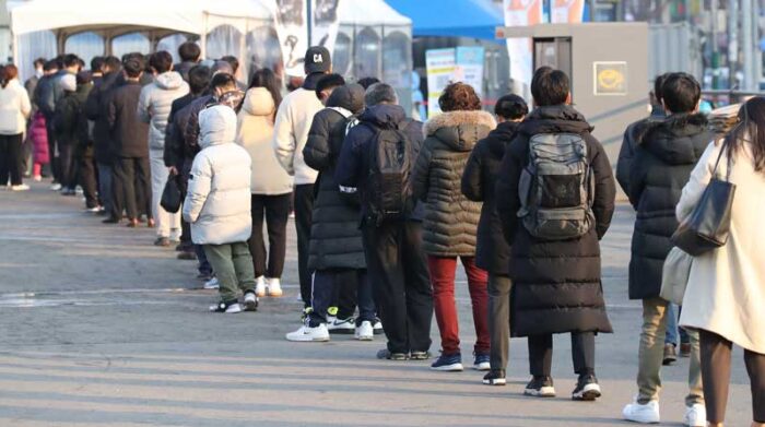 Las personas hacen fila para acceder a unas pruebas covid-19 en Seúl, Corea del Sur, el 7 de diciembre de 2021. Foto: EFE