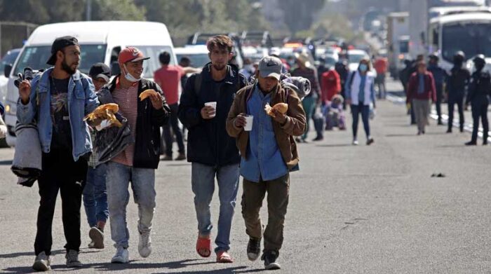 Migrantes centroamericanos reciben alimentos en su camino a la frontera norte, en la ciudad de Puebla (México). Foto: EFE