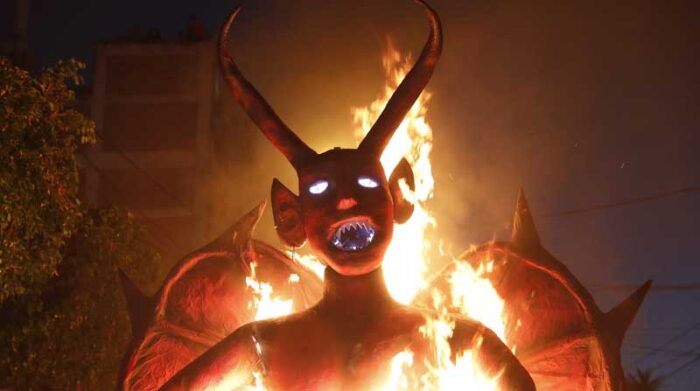 Miles de guatemaltecos celebraron en todo el territorio la "Quema del Diablo", una tradición con varios siglos de antigüedad en el cual incineran basura frente a sus hogares, pese a la recomendación contraria de las autoridades. Foto: EFE