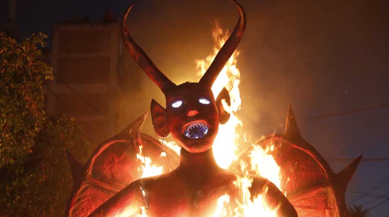 Miles de guatemaltecos celebraron en todo el territorio la "Quema del Diablo", una tradición con varios siglos de antigüedad en el cual incineran basura frente a sus hogares, pese a la recomendación contraria de las autoridades. Foto: EFE