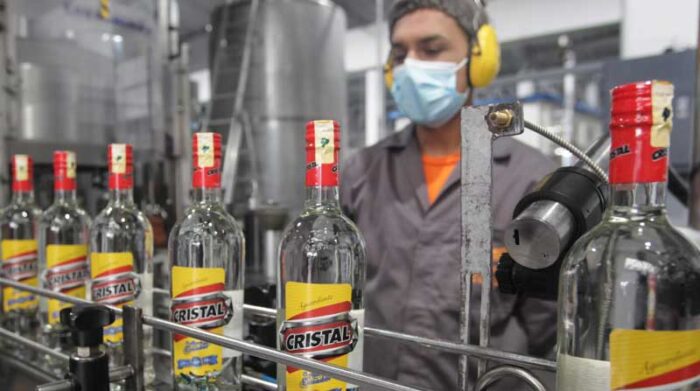 La Embotelladora Azuay elabora el licor Cristal. La planta está en Cuenca. Sus ventas han caído un 15% este año. Foto Xavier Caivinagua para EL COMERCIO