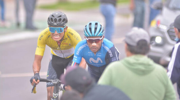 Wilson Haro (izq.), con la camiseta amarilla de líder de la Vuelta al Ecuador 2021. Foto: Comité Organizador