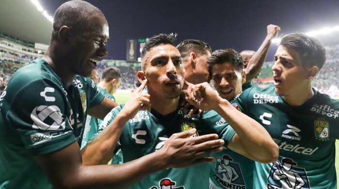 Ángel Mena (centro) de León celebra un gol con sus compañeros Andrés Mosquera (izq.) y Santiago Colombatto (der.), en la Liga mexicana de fútbol. Foto: EFE