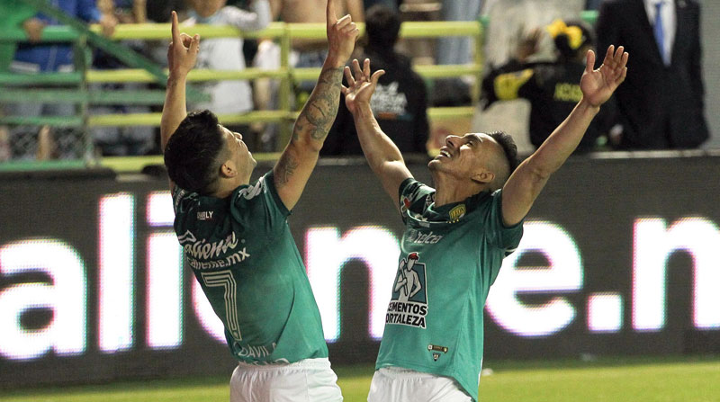 Víctor Dávila (izq.) y Ángel Mena de León celebran un gol ante Atlas. Foto: EFE