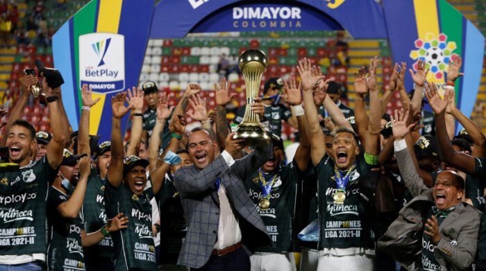 El entrenador de Deportivo Cali, el venezolano Rafael Dudamel (c), y jugadores celebran al ganar la final de la Liga Profesional Colombiana el 22 de diciembre del 2021. Foto: EFE