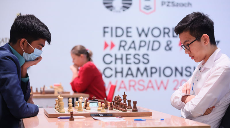 Dommaraju Gukesh (izq.) en acción ante Abdusattorov Nodirbek durante el 2021 World Rapid & Blitz Championship. Foto: EFE