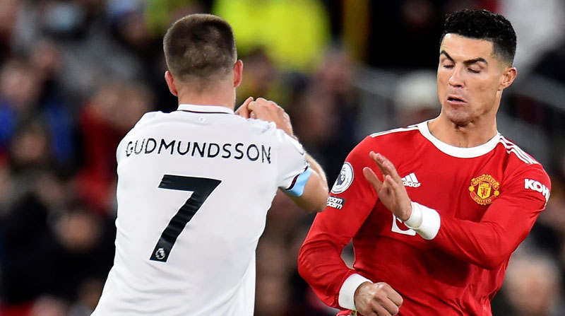 Cristiano Ronaldo, del Manchester United, en acción ante Johann Gudmundsson del Burnley el 30 de diciembre del 2021. Foto: EFE