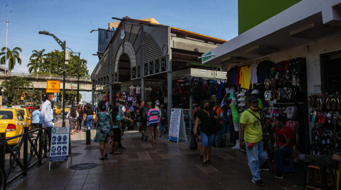 Los comerciantes informales se tomaron las veredas de Guayaquil para realizar sus actividades. Foto: Enrique Pesantes / EL COMERCIO