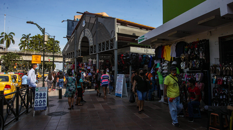 Los comerciantes informales se tomaron las veredas de Guayaquil para realizar sus actividades. Foto: Enrique Pesantes / EL COMERCIO