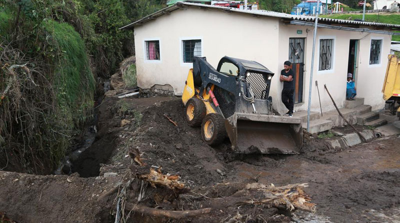 La maquinaria del Municipio y de la Prefectura removieron los escombros que afectaron a las viviendas en Amaguaña. Foto: Diego Pallero/ EL COMERCIO