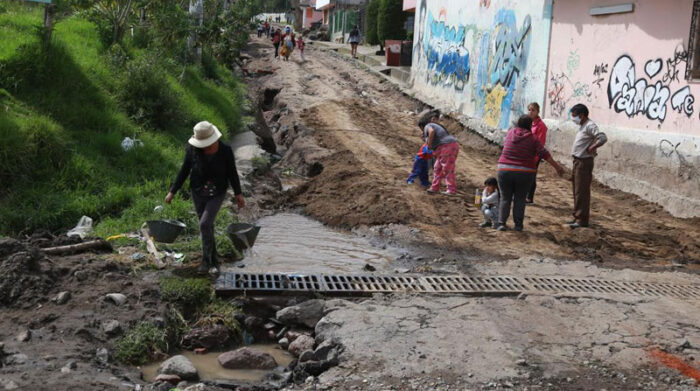 Las personas limpiaban las calles y viviendas que fueron inundadas por el lodo, tras las fuertes lluvias. Foto: Diego Pallero/ EL COMERCIO