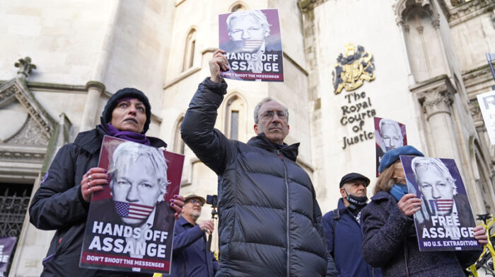 Seguidores de Julian Assange se concentraron en los exteriores de la Corte, en donde los magistrados dispusieron que el fundador de Wikileaks sea extraditado, como pedía EE.UU. Foto: DPA