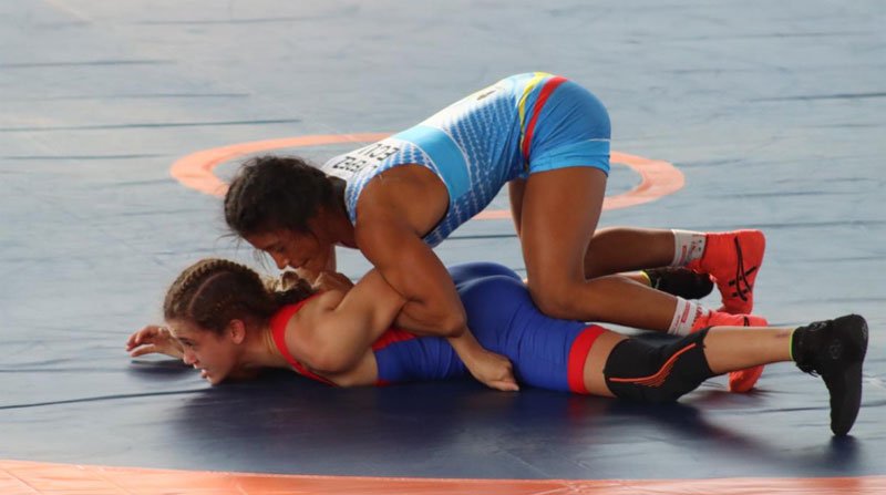 Lucía Yépez, luchadora ecuatoriana, somete a su rival en la final de lucha en Cali 2021. Foto: Ministerio del Deporte