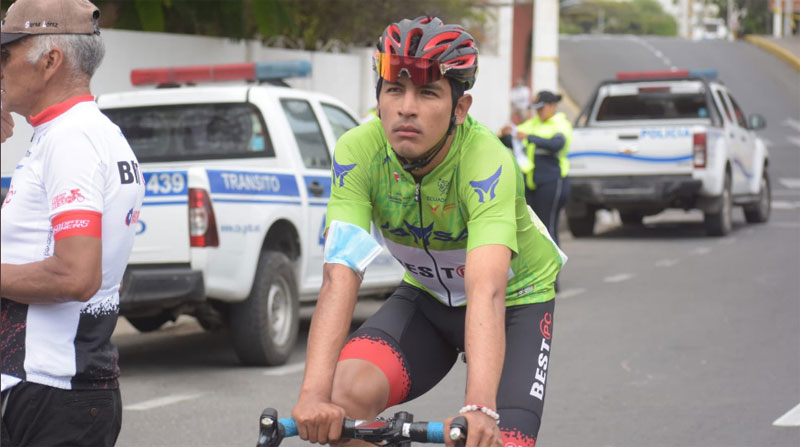 Sebastián Novoa, del Best PC, ganó la tercera etapa de la Vuelta al Ecuador 2021. Foto: Twitter @TeamBestpcEc