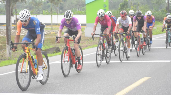 Un grupo de ciclistas en la cuarta etapa de la Vuelta al Ecuador 2021. Foto: cortesía comité organizador