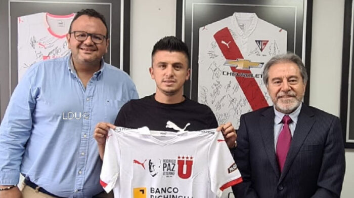 Andrés López (centro) firmó contrato con LDU. Foto: Twitter LDU Oficial