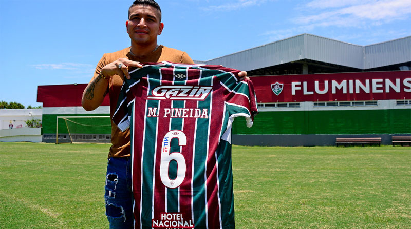 Mario Pineida con su camiseta del Fluminense de Brasil. Foto: Twitter @FluminenseFC