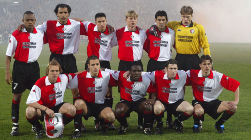 Christian Gyan (abajo, centro), con compañeros del Feyenoord. Foto: Twitter @pierrevh17