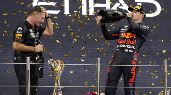 El neerlandés Max Verstappen (Red Bull) festeja el campeonato de la F1. Foto: EFE