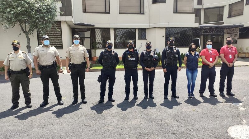Los uniformados aprovecharon este último día del año para agradecer a la ciudanía por su acompañamiento durante el 2021. Foto: Twitter del Cuerpo de Bombero de Quito