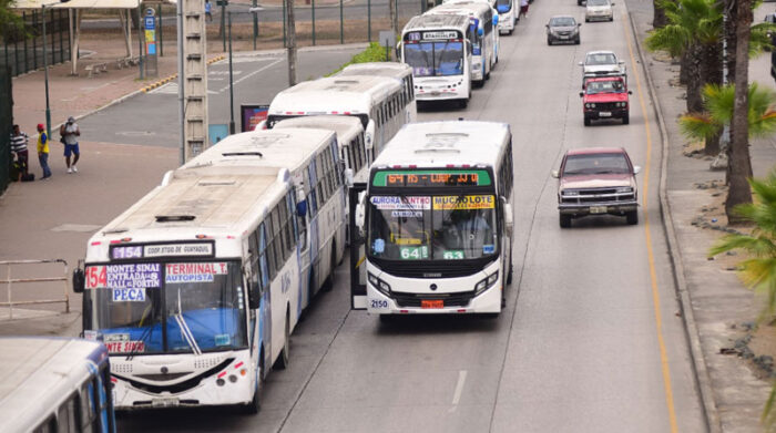 Cientos de buses se mantienen paralizados a lo largo de la avenida Francisco de Orellana, en el norte de Guayaquil. Reclaman el incremento de USD 0,10 del pasaje urbano. Foto: Enrique Pesantes / EL COMERCIO