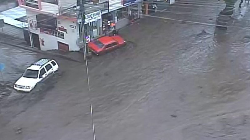 El aluvión impactó a viviendas y vehículos en Guano, Chimborazo. Foto: ECU 911