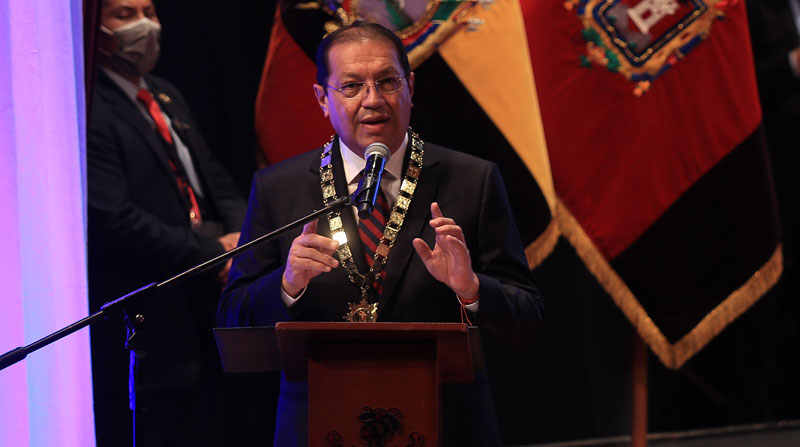 Santiago Guarderas ofreció distintas obras para Quito, durante su discurso en la sesión solemne por el aniversario de Fundación española de la capital. Foto: Diego Pallero/ EL COMERCIO