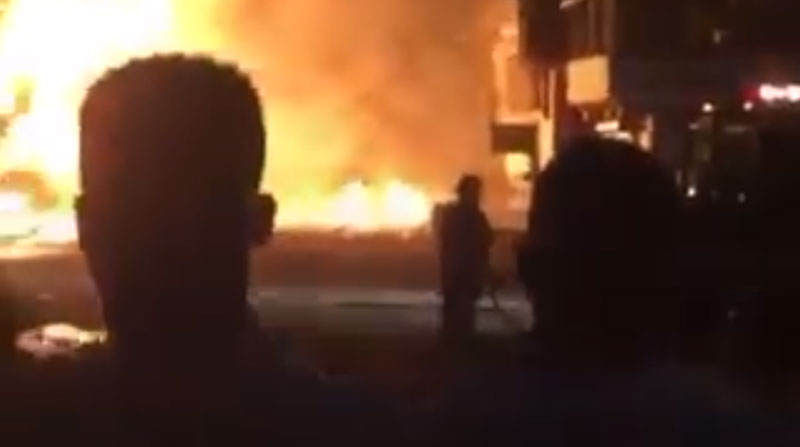 Las víctimas se acercaron a un camión de combustible que se siniestró y luego fueron alcanzadas por la explosión. Foto: Captura de pantalla