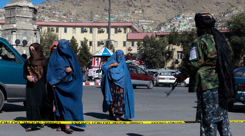 Un grupo de mujeres que protestaba contra las ejecuciones extrajudiciales en Kabul fue desalojado con violencia por parte de los talibanes. Foto: EFE