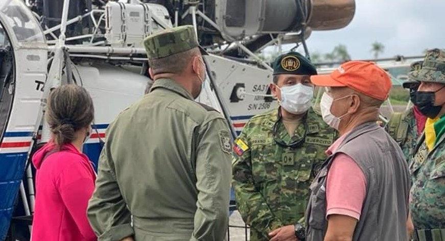Personal militar halló a los tripulantes de la avioneta siniestrada. Aún no se conoce su valoración médica. Foto: Facebook Ejército Ecuatoriano