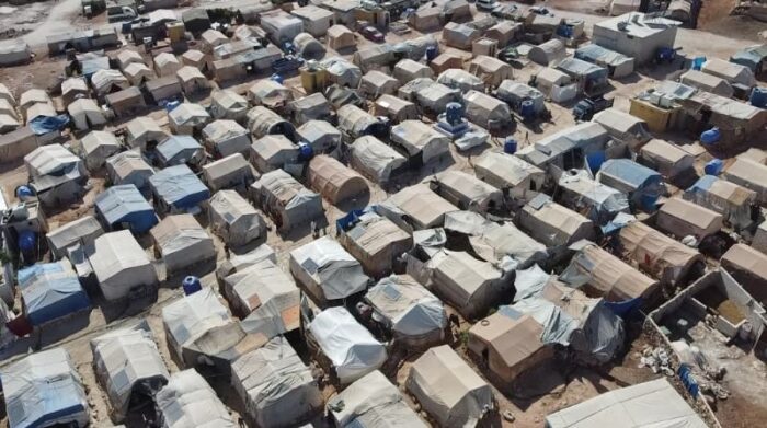 Siria, septiembre de 2021. Las tiendas de campaña de las personas desplazadas internamente se extienden a lo largo de un campamento en el noroeste de Siria, en el que las pésimas condiciones de vida y la falta de agua potable plantean graves riesgos para la salud. Foto: Abdurzaq Alshami