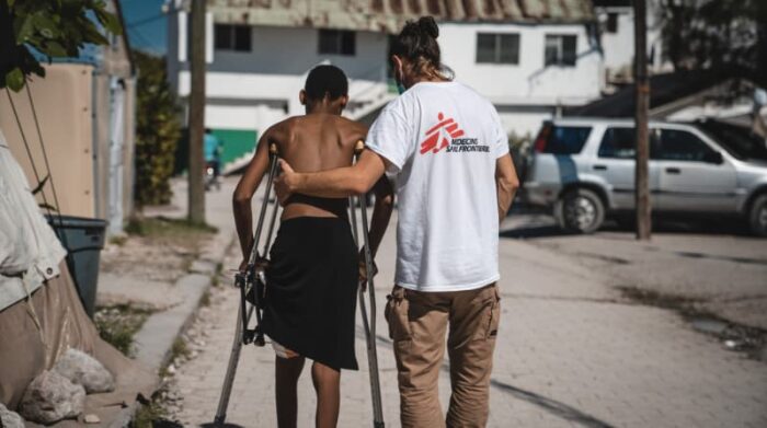 Les Cayes, Haití, septiembre de 2021. Un paciente del Hôpital Immaculée Conception recibe tratamiento de un fisioterapeuta de MSF tras las heridas sufridas en el terremoto del 14 de agosto. Foto: Pierre Fromentin/MSF 
