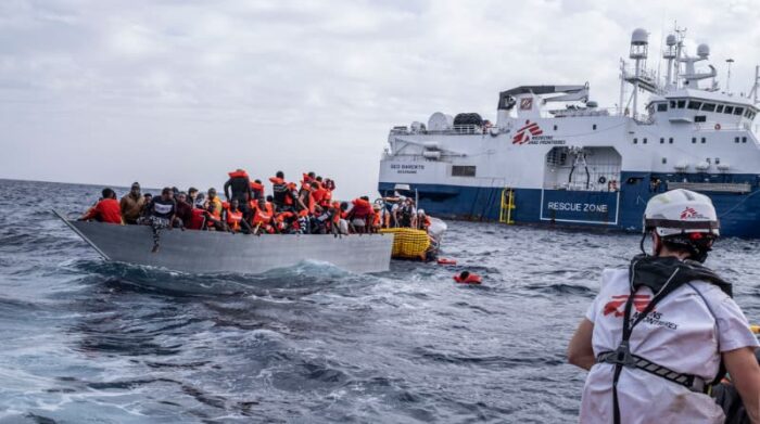 Mar Mediterráneo Central, noviembre de 2021. El Geo Barents rescató a 99 personas de un bote de madera que había estado a la deriva por 13 horas. En ese mismo bote se encontraron a 10 personas muertas en la cubierta inferior. Foto: Virginie Nguyen Hoang/HUMA