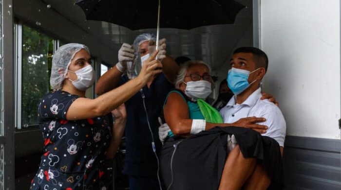 Tefé, Brasil, diciembre de 2020. Una mujer con covid-19 es trasladada al aeropuerto para ser derivada a Manaos, la capital del estado de Amazonas, para acceder a un tratamiento de mayor complejidad. Foto: Diego Baravelli 