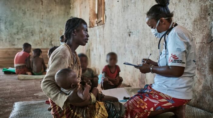 Distrito de Amboasary, región de Anosy, Madagascar, abril de 2021. Vitasoa y cuatro de hijos son atendidos por una enfermera de MSF después de caminar cinco horas para llegar a una clínica móvil de MSF en Ranobe para obtener tratamiento para la desnutrición. Foto: iAko M. Randrianarivelo/Mira Photo 